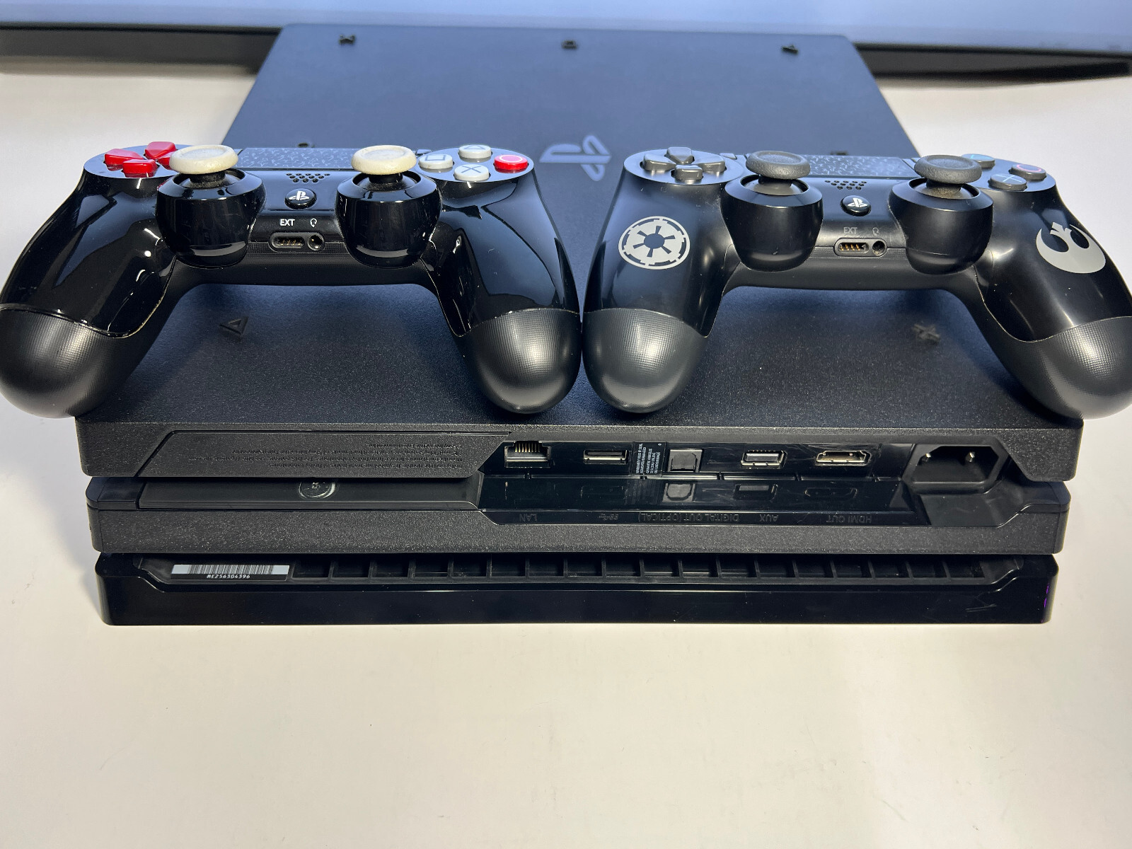 Star Wars Battlefront 2 Limited Edition PS4 Pro, 2 branded controllers, 3 games