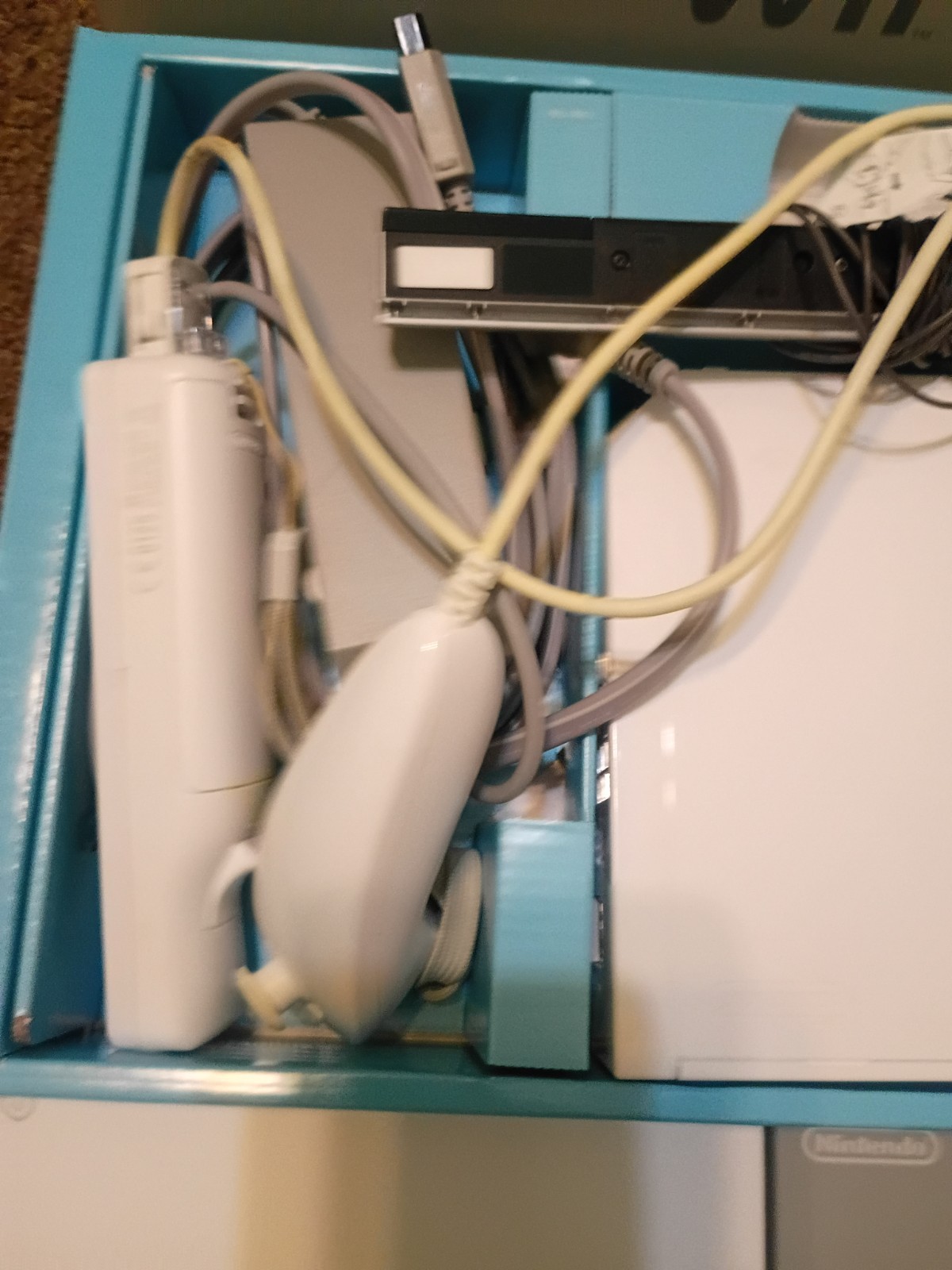 Nintendo Wii Console – White w/original box, cables, remotes, sensors & 4 Games