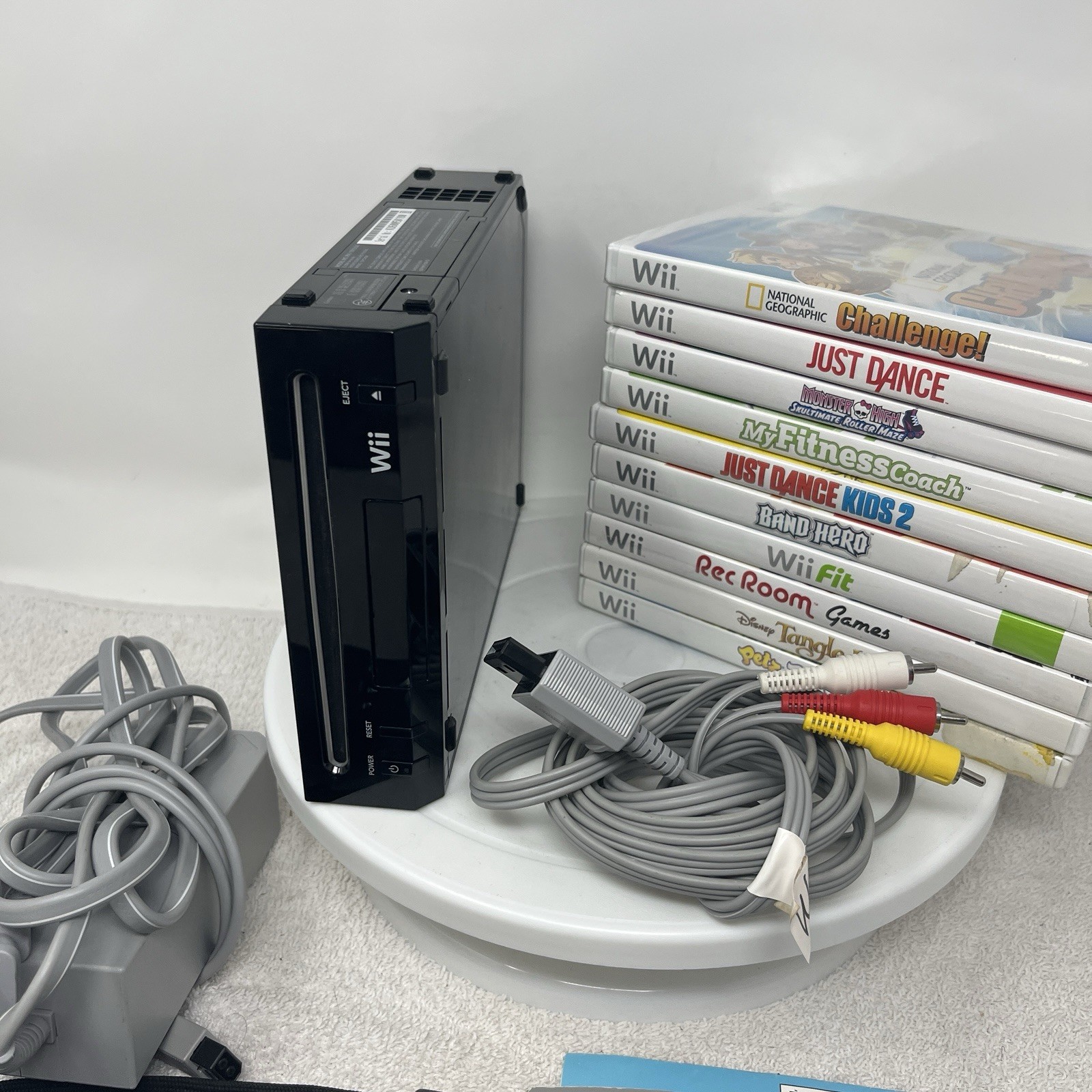 Nintendo Wii Black Console Bundle with Games and Cords Model RVL-001 Tested