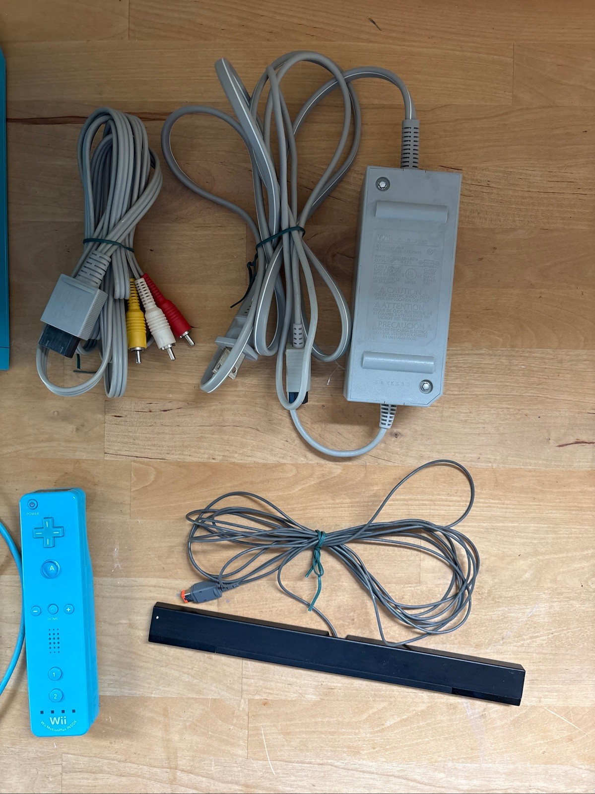 Nintendo Wii Blue RVL-101 Console Bundle w/ Controllers, Sensor Bar + 3 Games