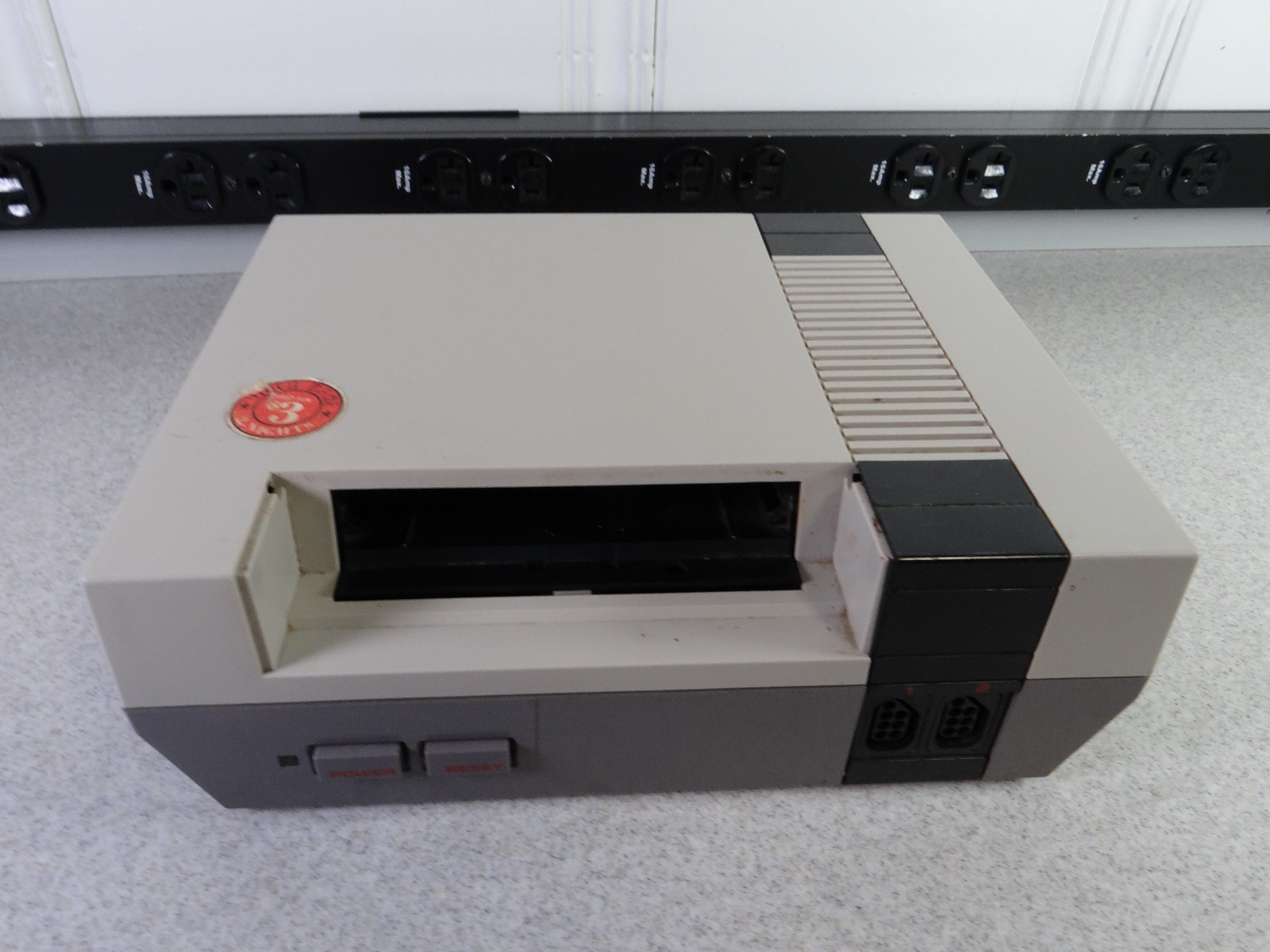 Nintendo Entertainment System Console Only – (NES, 1983) [PARTS OR REPAIR]