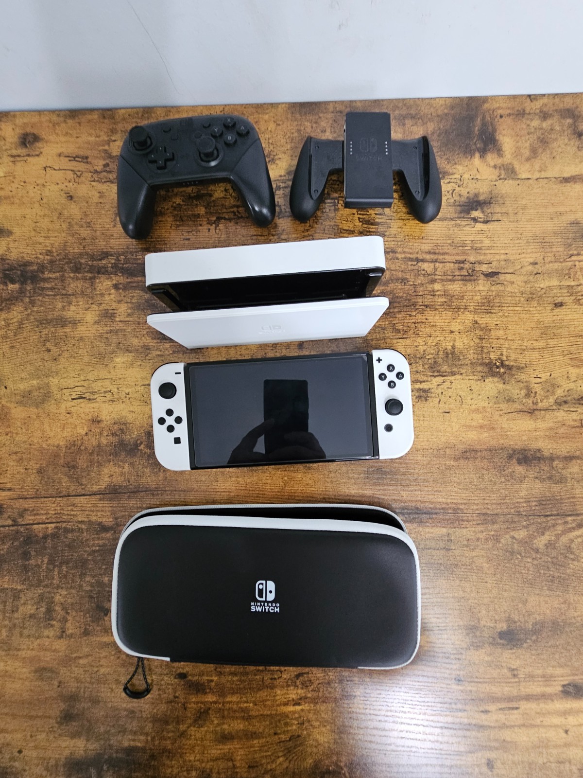Nintendo Switch OLED Model – 64GB/White (Used). This is a console bundle.