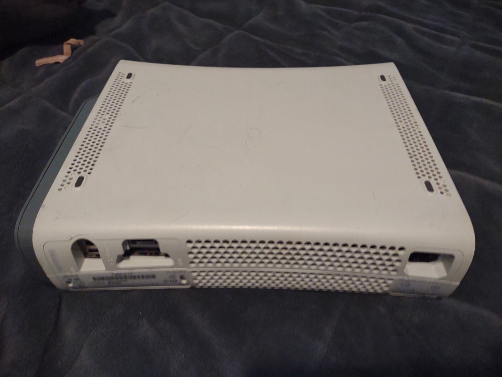 Xbox 360 System 60GB White Console With Power chord (Doesn’t work)