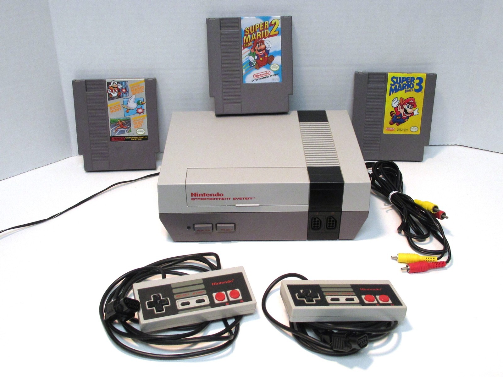 VINTAGE NINTENDO(ES) WITH MARIO 1, 2, AND 3 GAMES 2 CONTROLLERS ALL WORKING !!