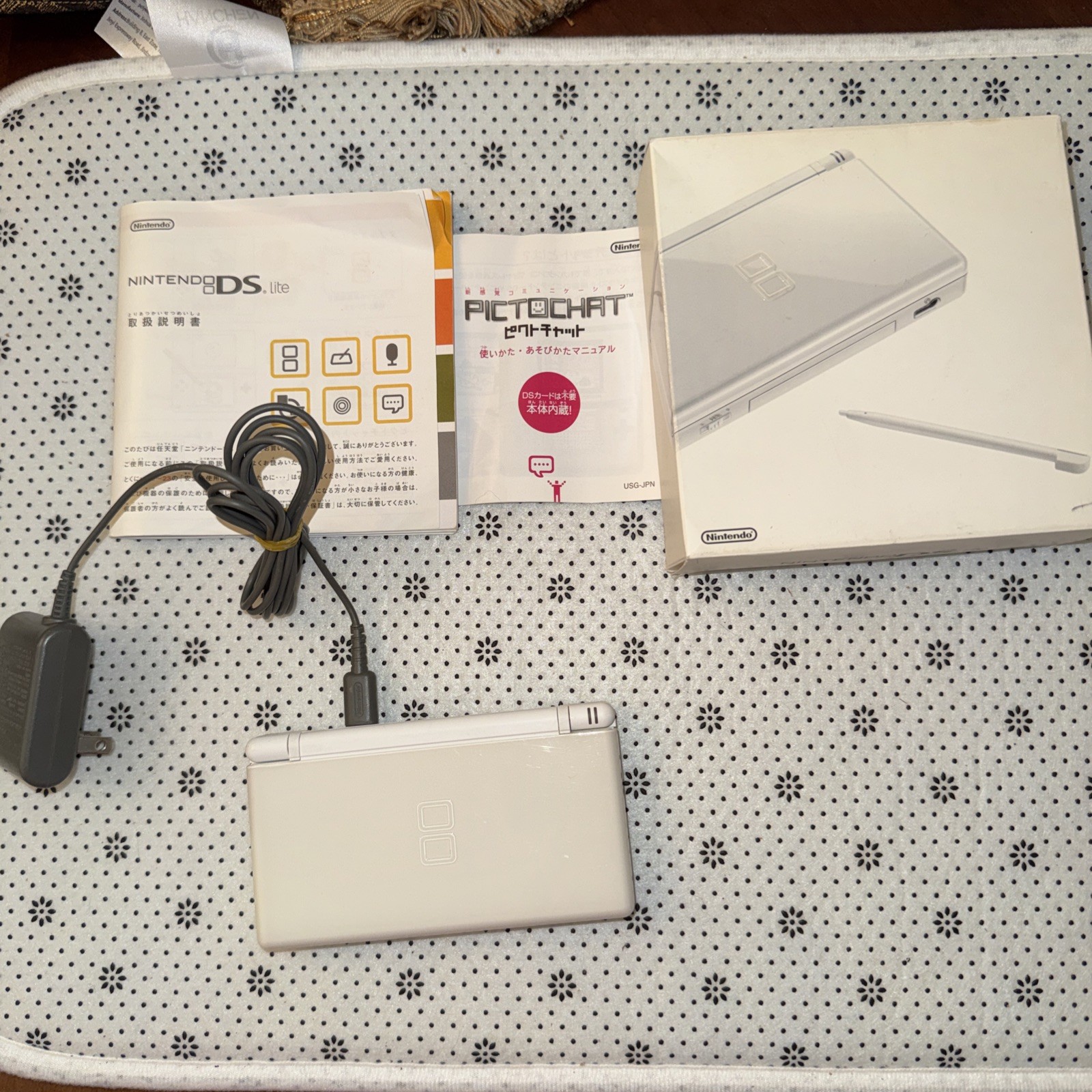 Nintendo DS Lite Handheld Console – Polar White