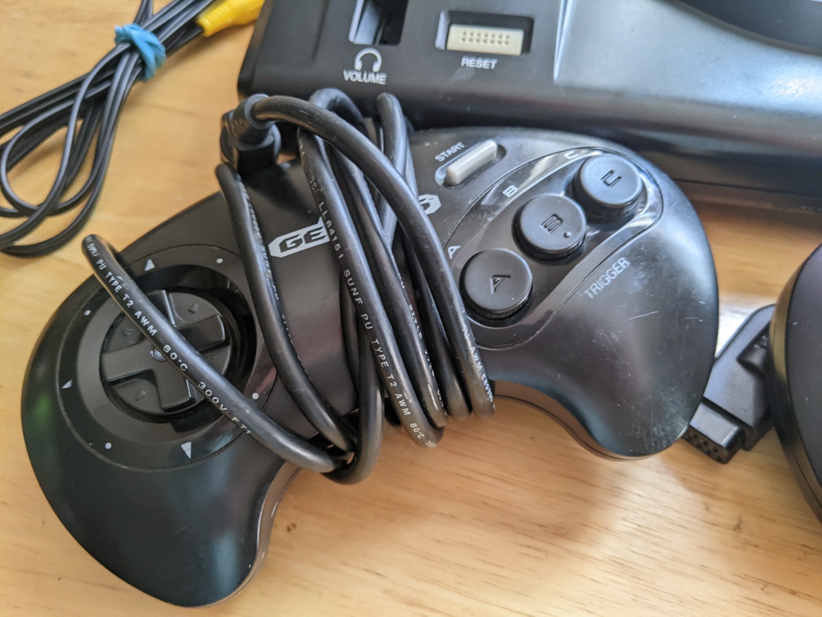 Sega Genesis Model 1 – OEM – 2 CONTROLLERS – TESTED – EXCELLENT!