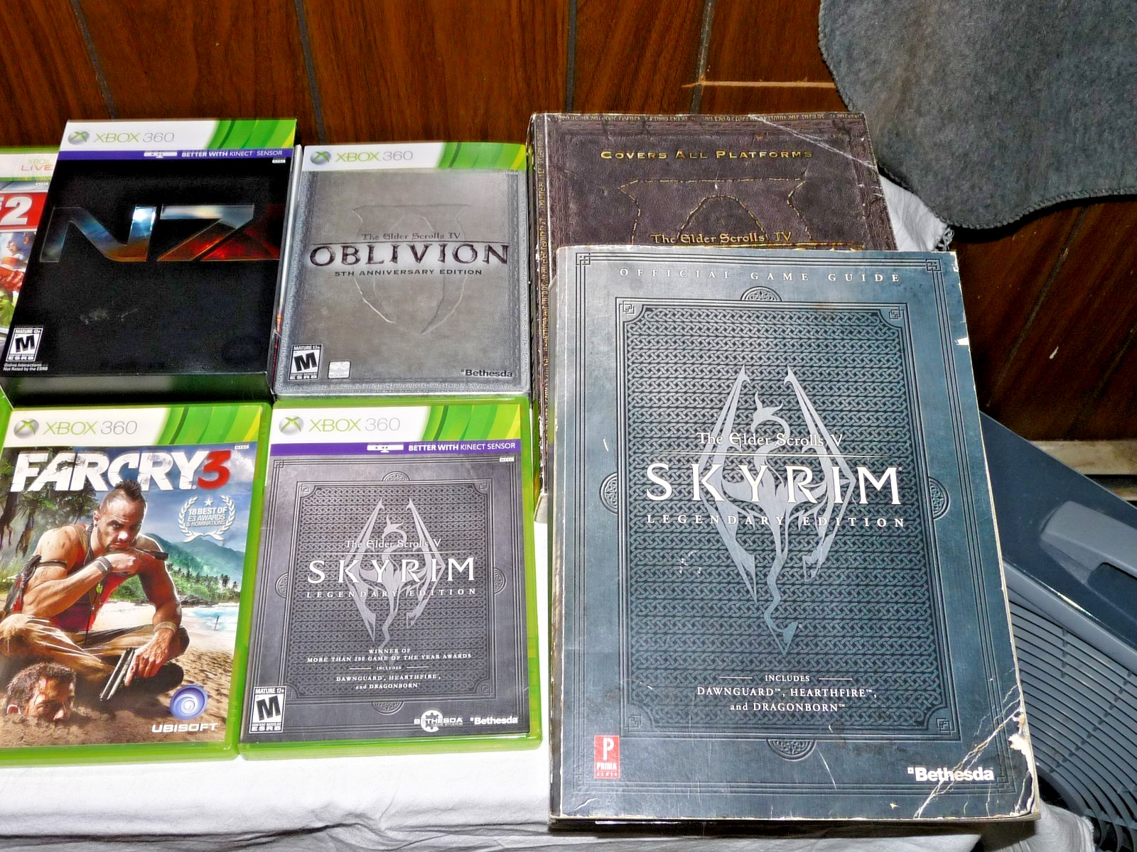 XBOX 360 E 500GB CONSOLE BUNDLE+15 GAMES+2 CUSTOM CONTROLLERS + EXTRAS PLZ L@@K