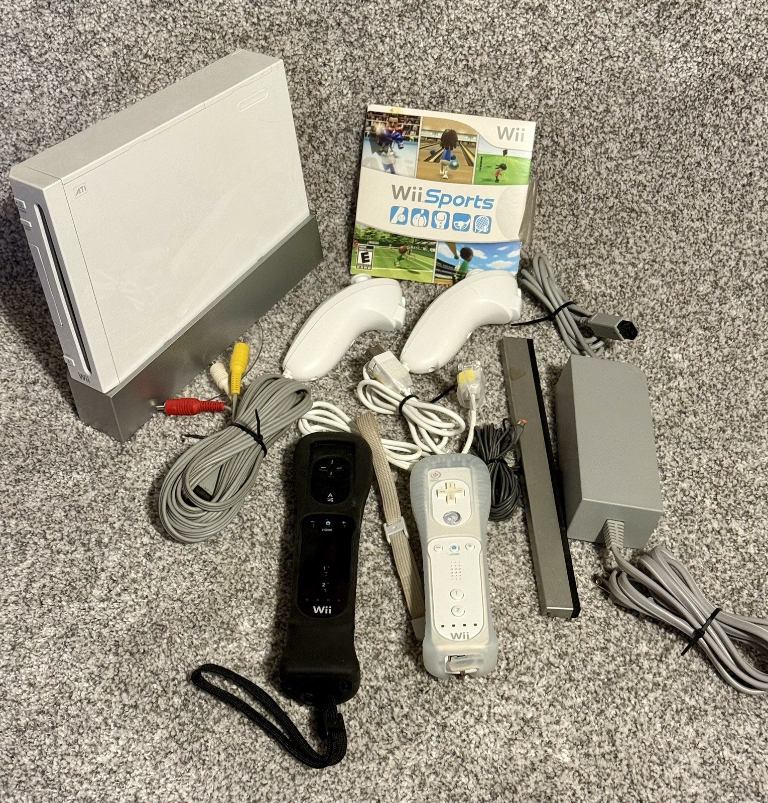 Nintendo Wii RVL-001 Console Bundle w/ 2 Remotes, 2 Nunchuks, & Wii Sports