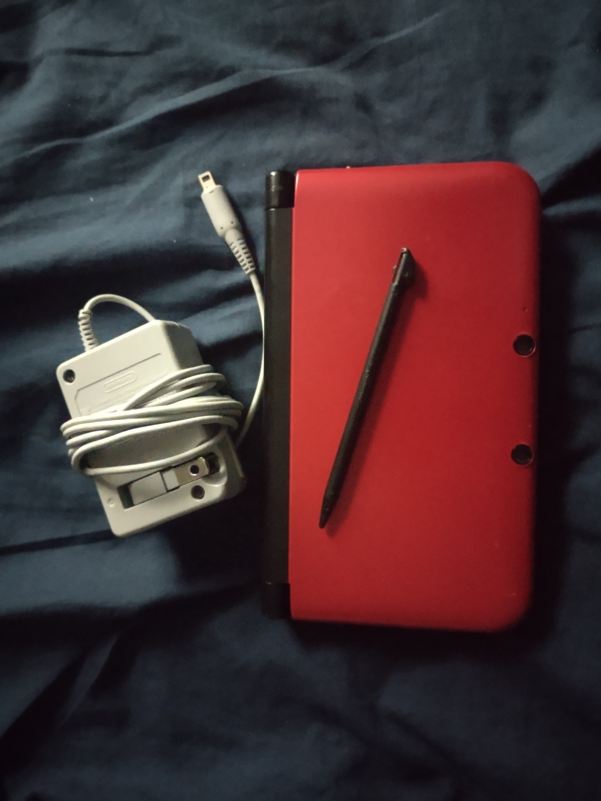 Nintendo 3DS XL Red , Charger & Stylus
