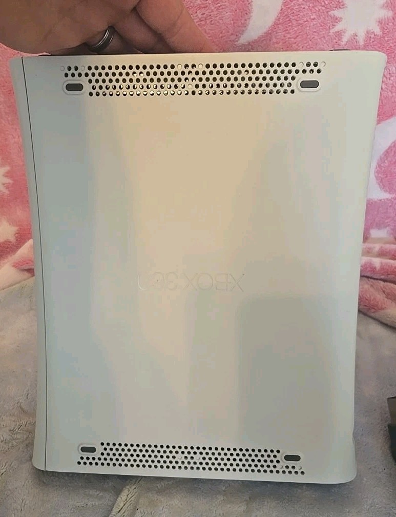 Microsoft XBox 360 HDMI Gaming Console Only *TURNS ON/ WONT READ DISCS*