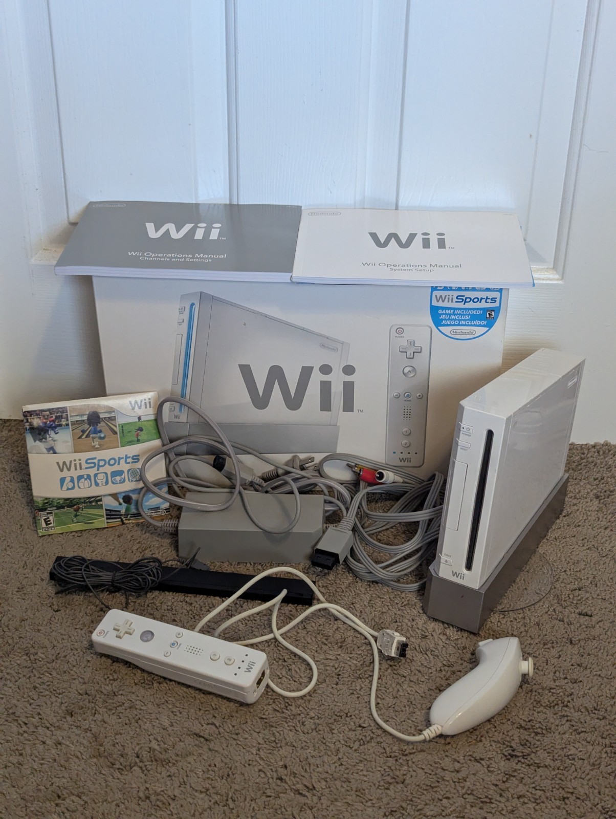 Nintendo Wii Video Console RVL-001 Box Bundle with Cords Wii Sports Remote WORKS