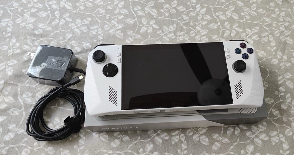 ASUS ROG Ally 512GB White Handheld Console Wi‑Fi USB‑C 1080p w/ Box(RARELY USED)