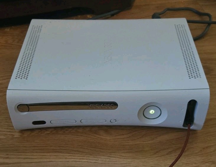 Microsoft XBox 360 HDMI Gaming Console Only *TURNS ON/ WONT READ DISCS*