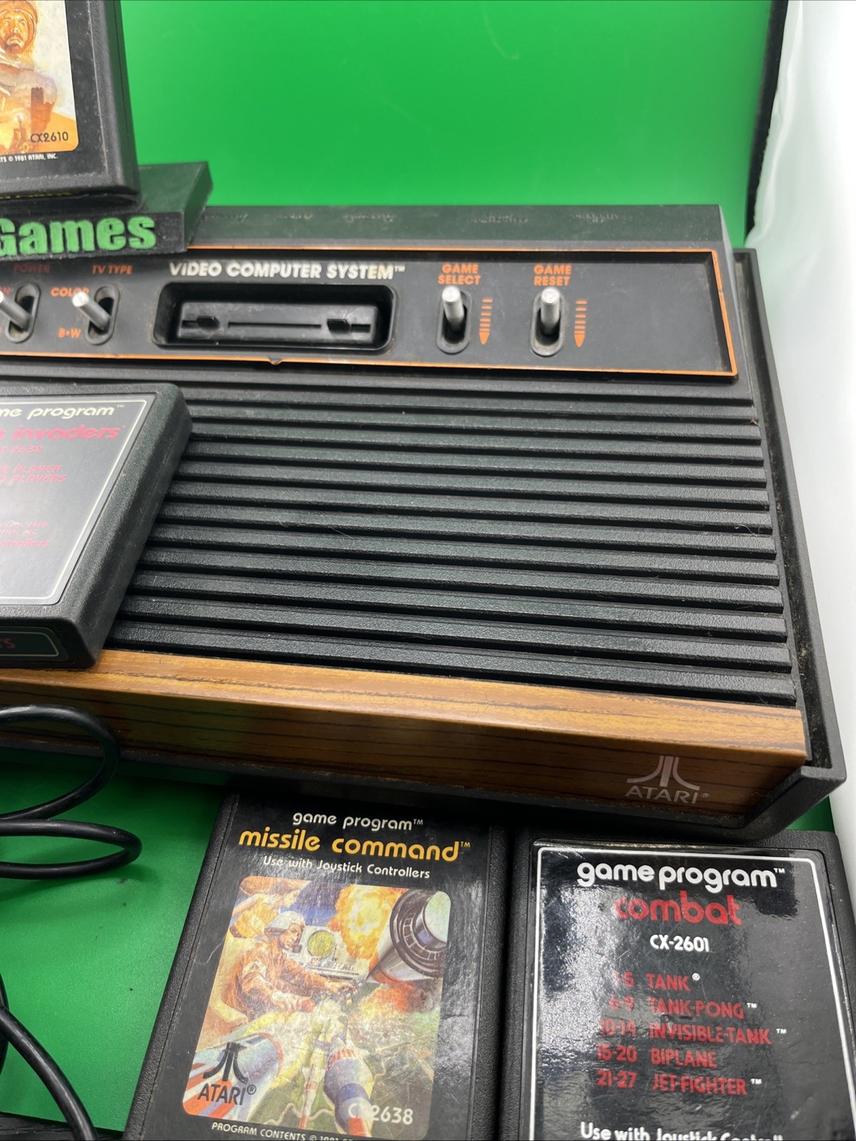 Vintage Atari 2600 Video Computer Gaming System With 7 Games & 1 Joysticks((T34)