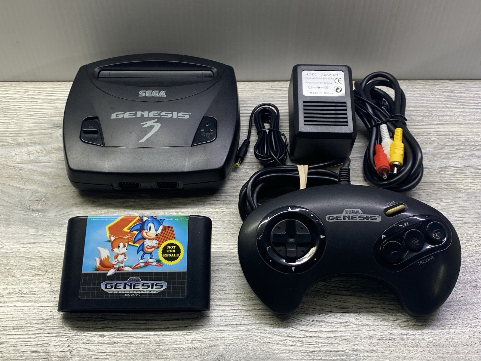 Sega Genesis 3 MK-1461 Console Bundle – w/Controller Cords + Sonic 2! Very Nice!