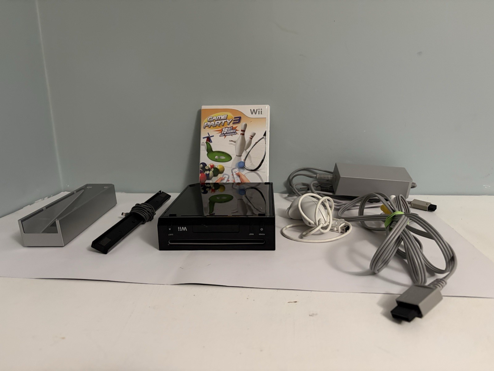 Nintendo Wii Console RVL-101 Black Bundle With All Cords Nunchuk No Controllers