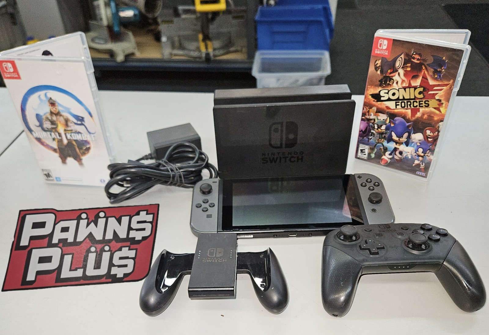 Nintendo Switch System 32GB Console w/Gray Joy-Cons +Charger + Dock & Extras