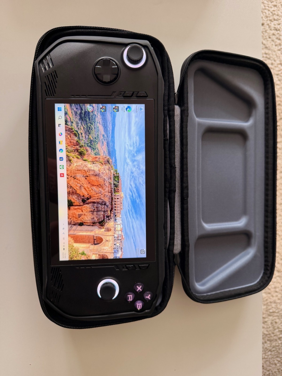 MSi Claw A1M 7″ 120Hz Gaming Handheld-Intel core CU7 155H 16GB 512GB SSD