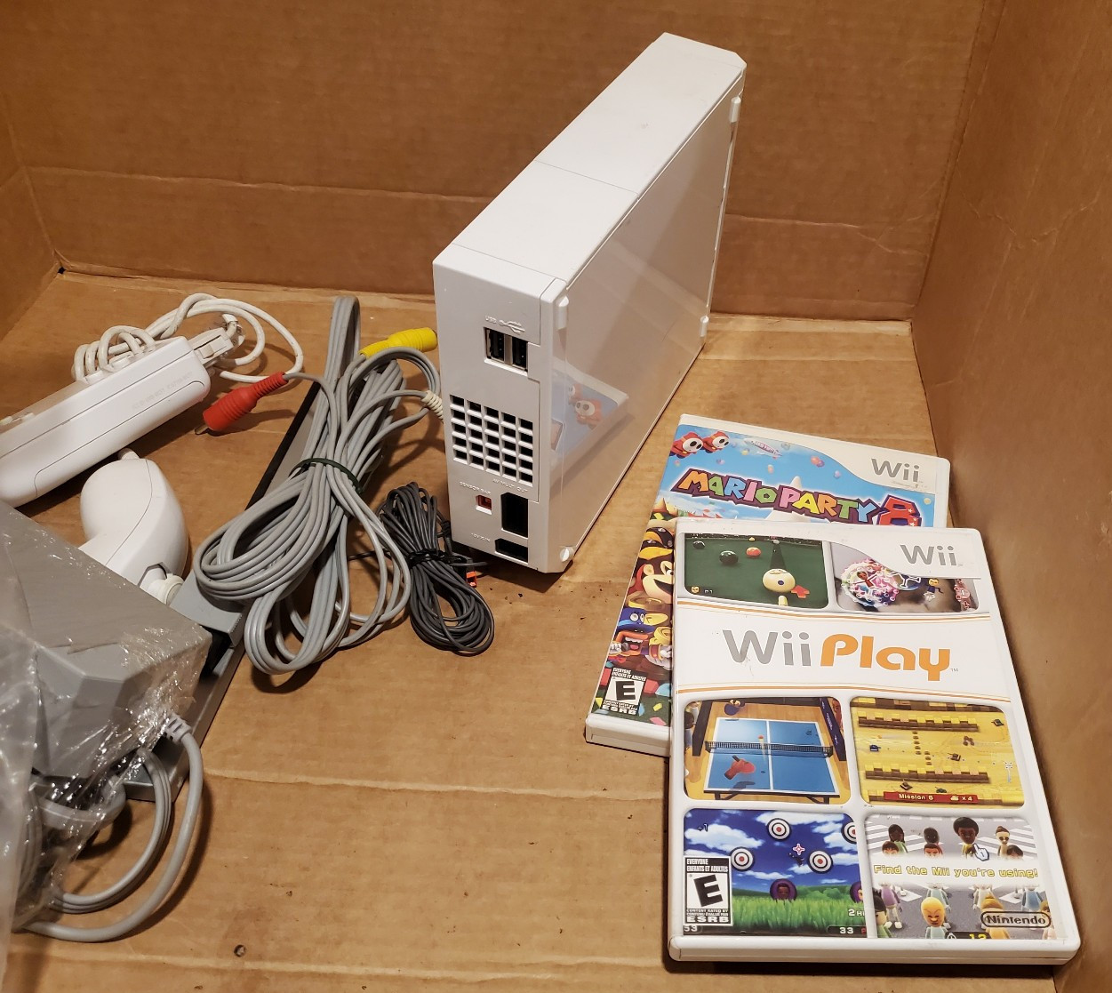 white Nintendo Wii Console Bundle #RVL-001 + mario Party 8 Game Tested