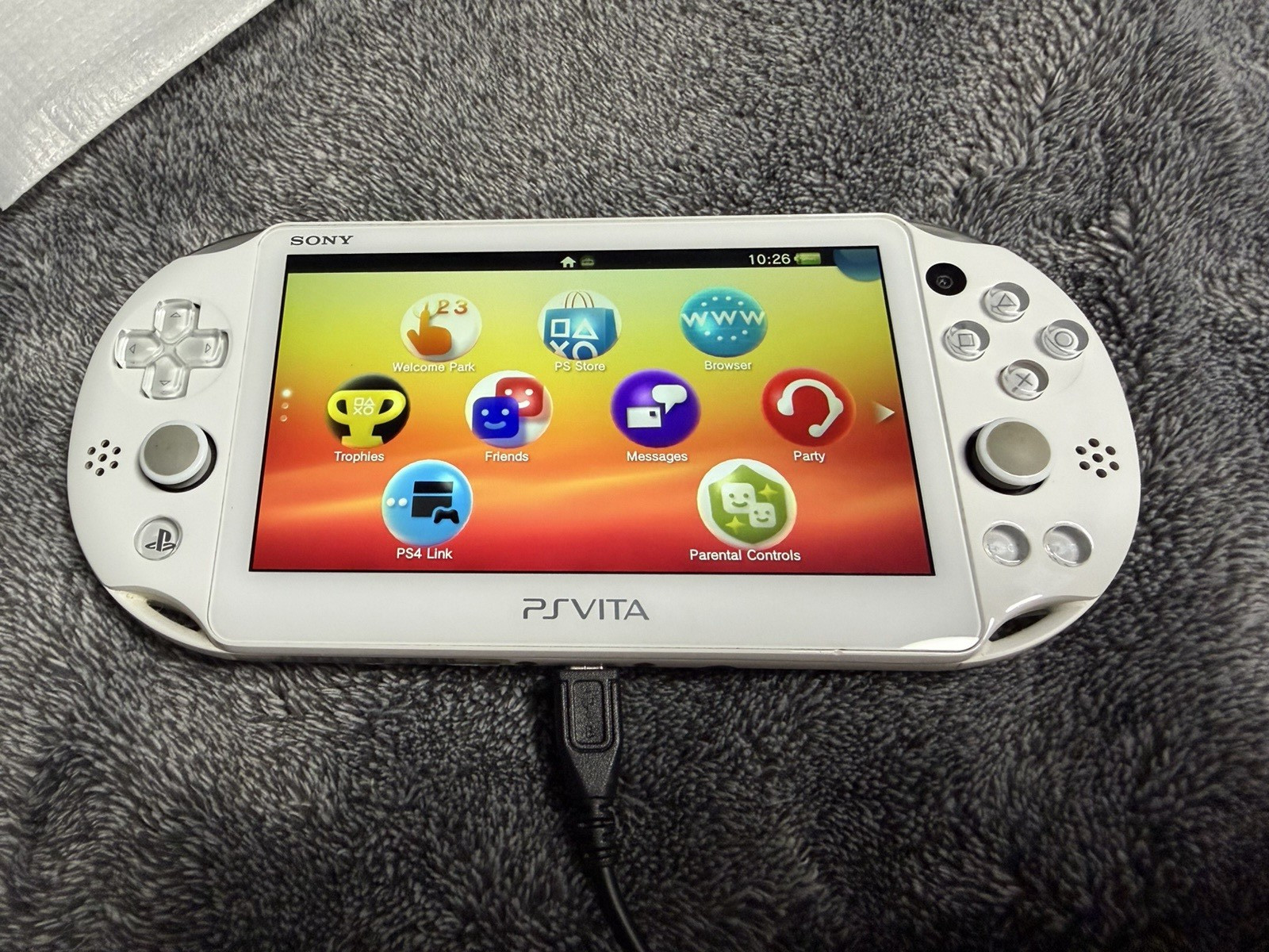 Sony PS Vita PCH-2000 ZA12 White Handheld System Wi-Fi 1GB NTSC-J CIB