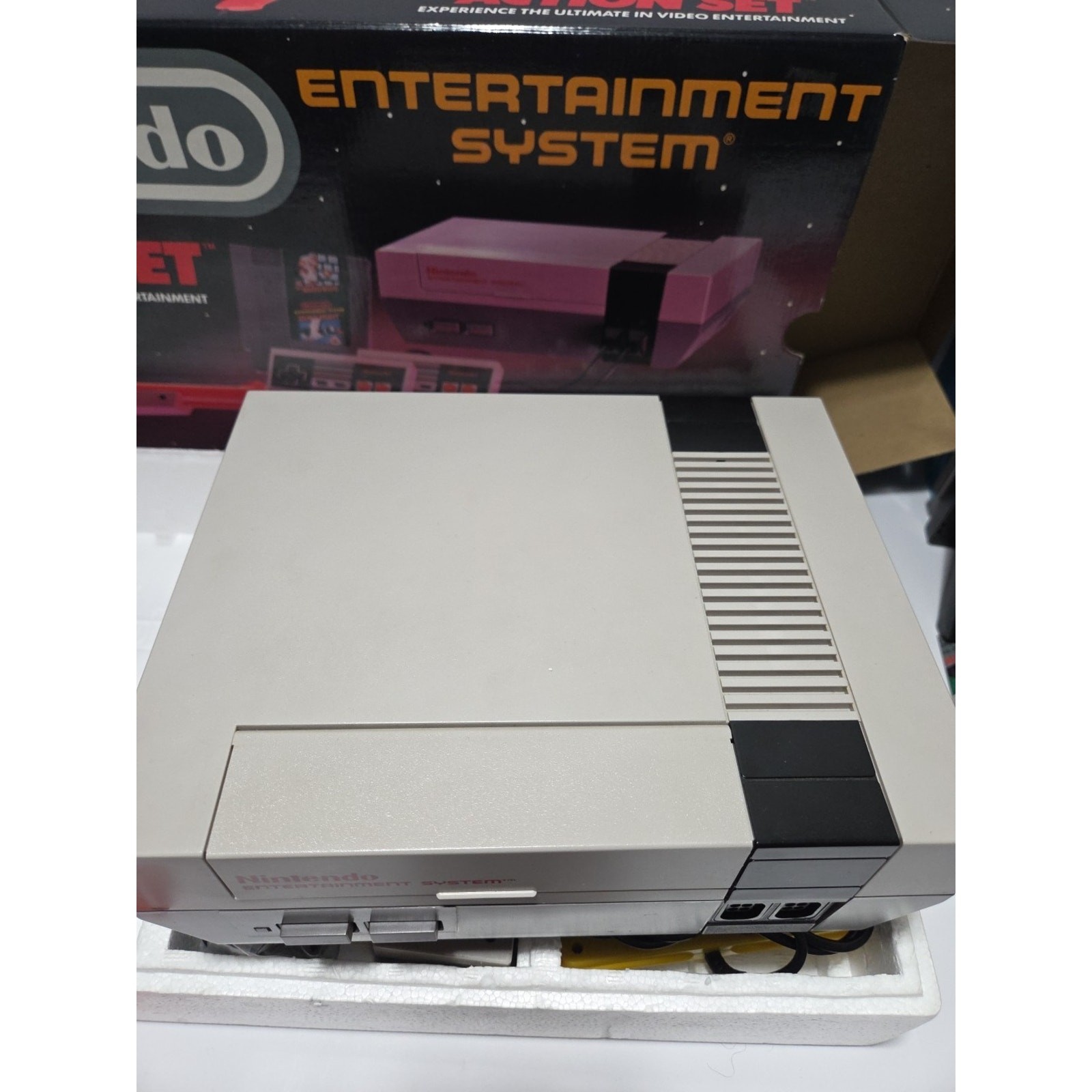 Nintendo NES Action Set Console CIB Zapper Controllers 15 Games Bundle
