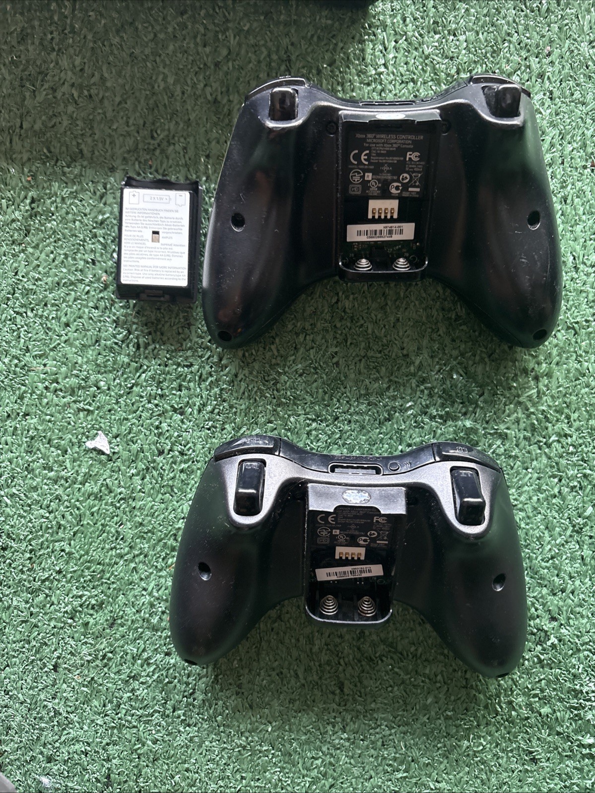 Microsoft Xbox 360 Slim Black with Cords,2 Controllers and Kinect – Un Tested