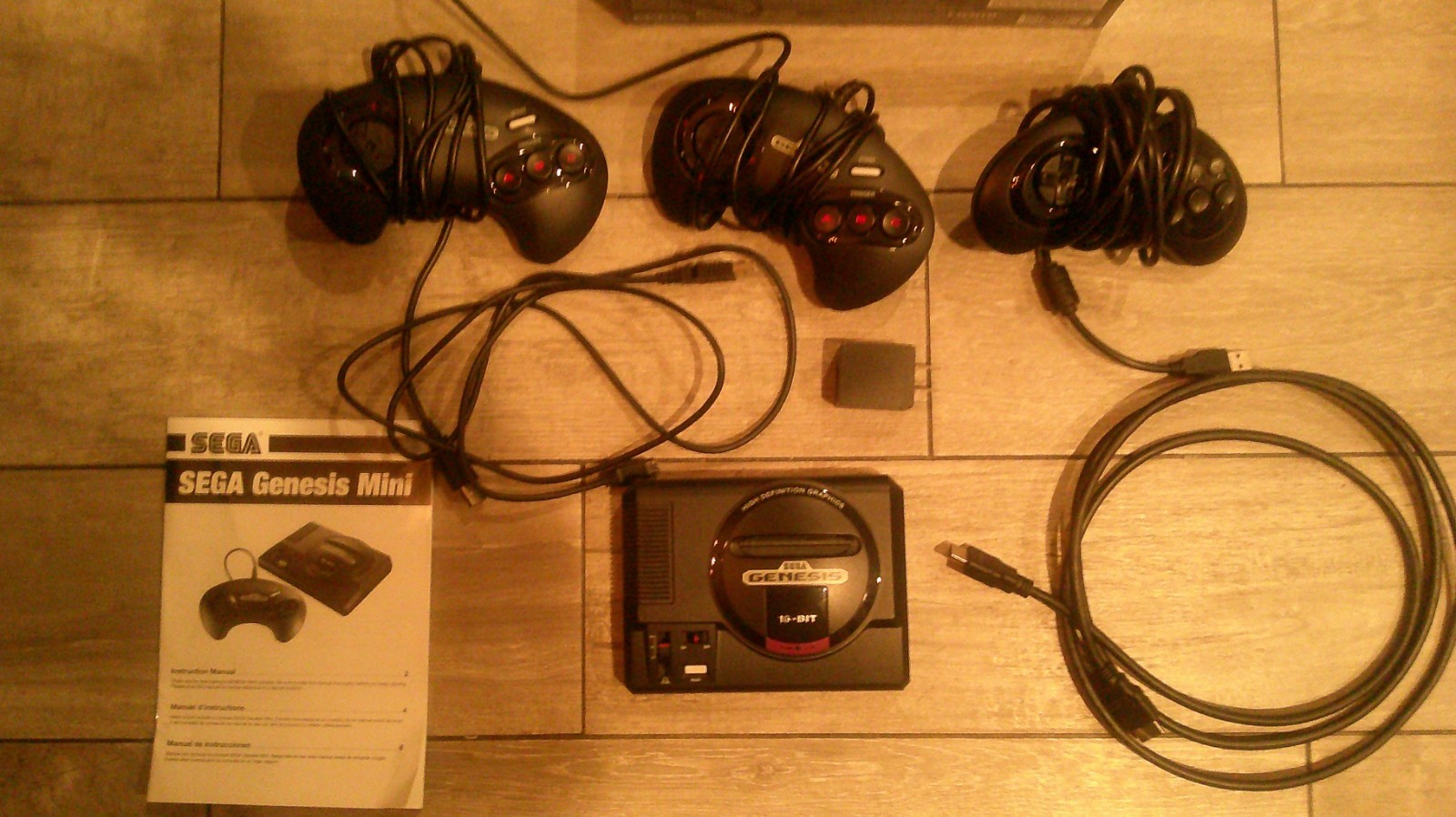 SEGA GENESIS Mini Console 30th Anniversary 2019 Edition and 6 Button Controller