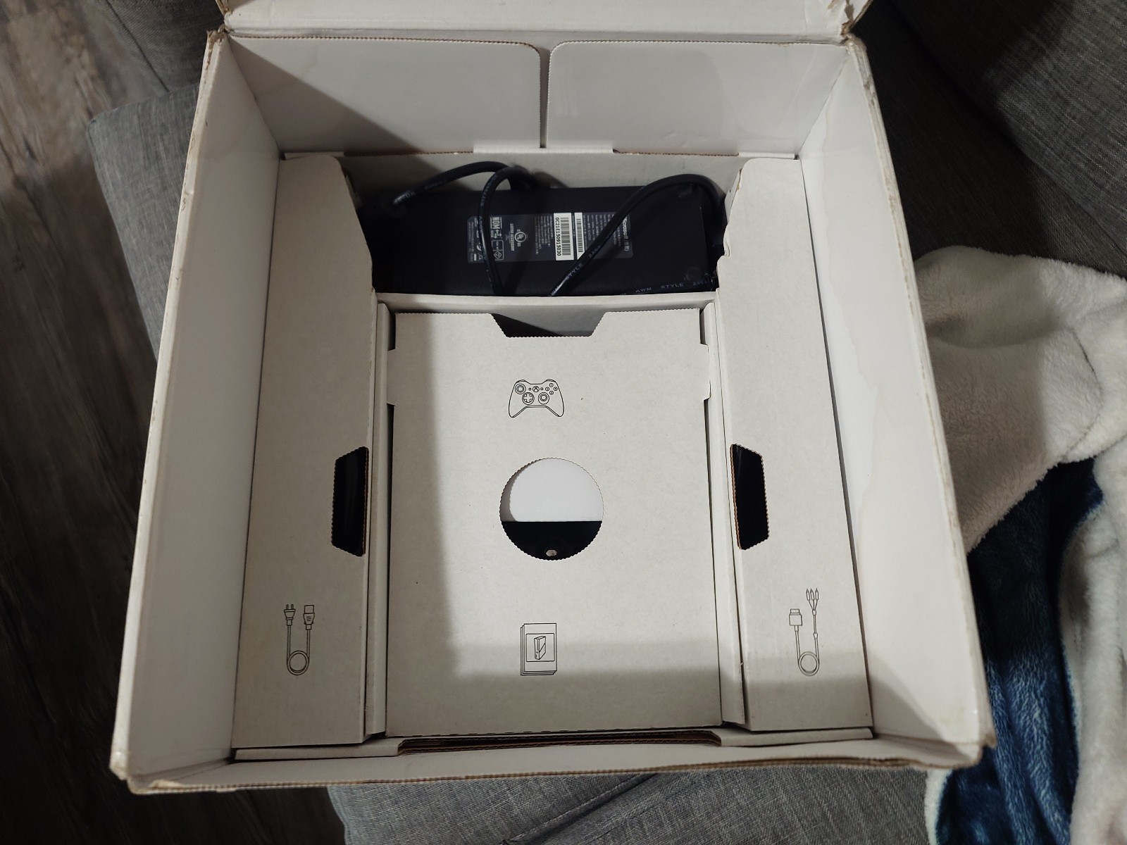 Microsoft Xbox 360 S 4GB w/ 2 Controllers and Original Box