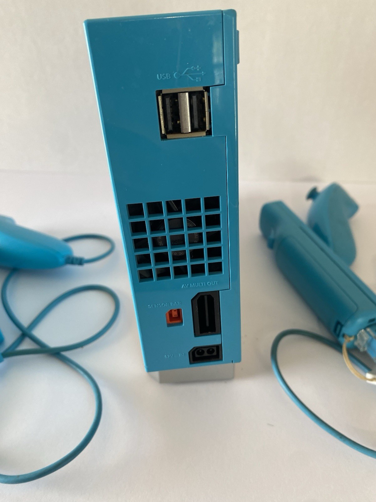 Nintendo Wii RVL-001 Blue Console Bundle 2 Remotes, Nunchuks, AV Cable