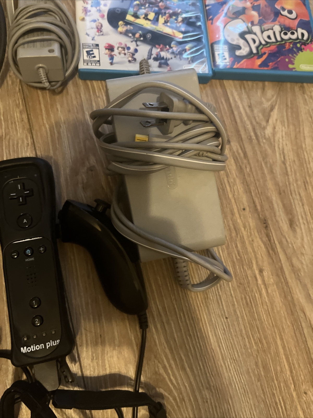 Wii U console, 2Wiiremots, 2Nunchucks, All cords+sensor, splatoon+nintendoland