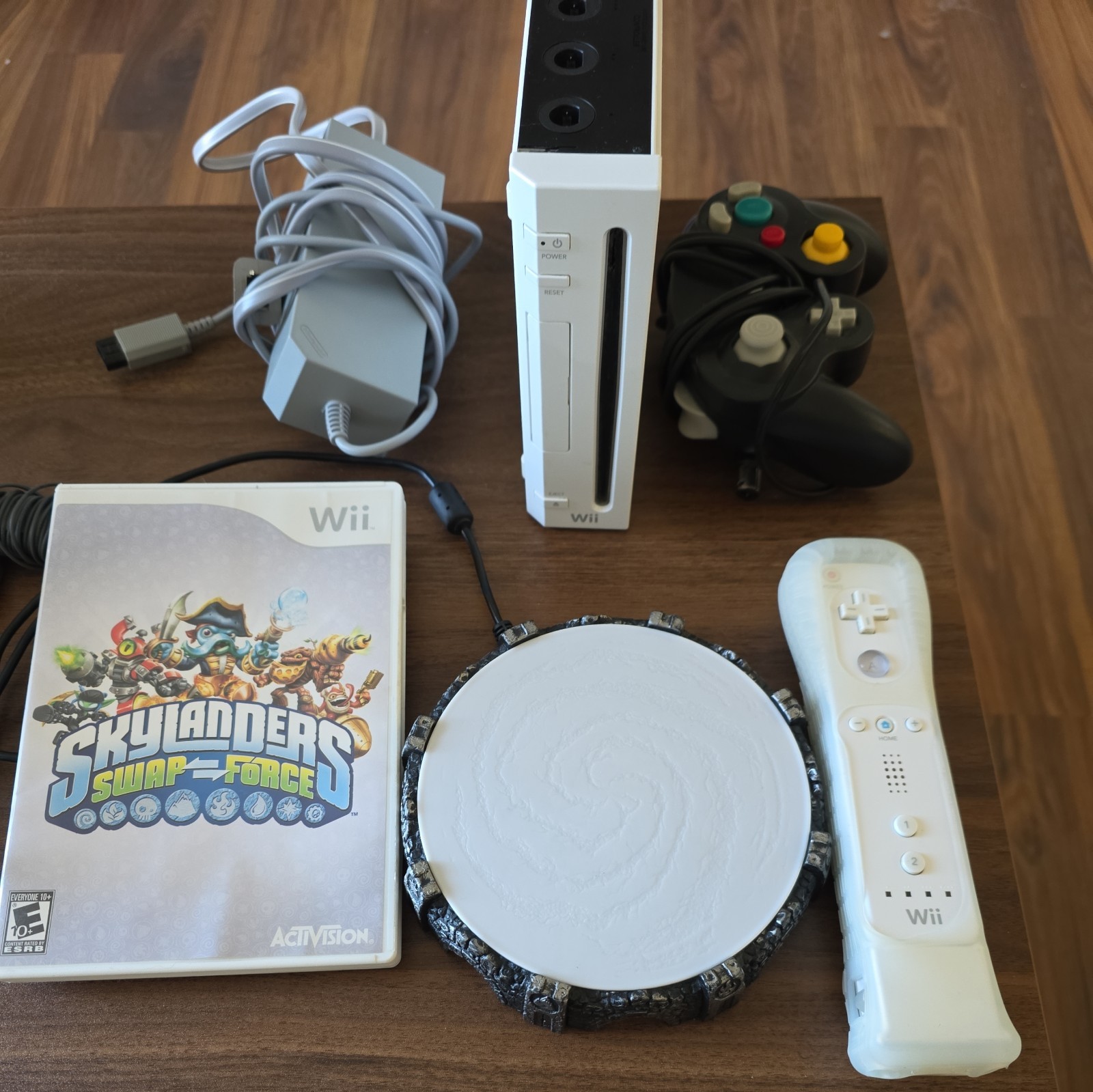 Nintendo Wii Gaming Console Skylanders BUNDLE