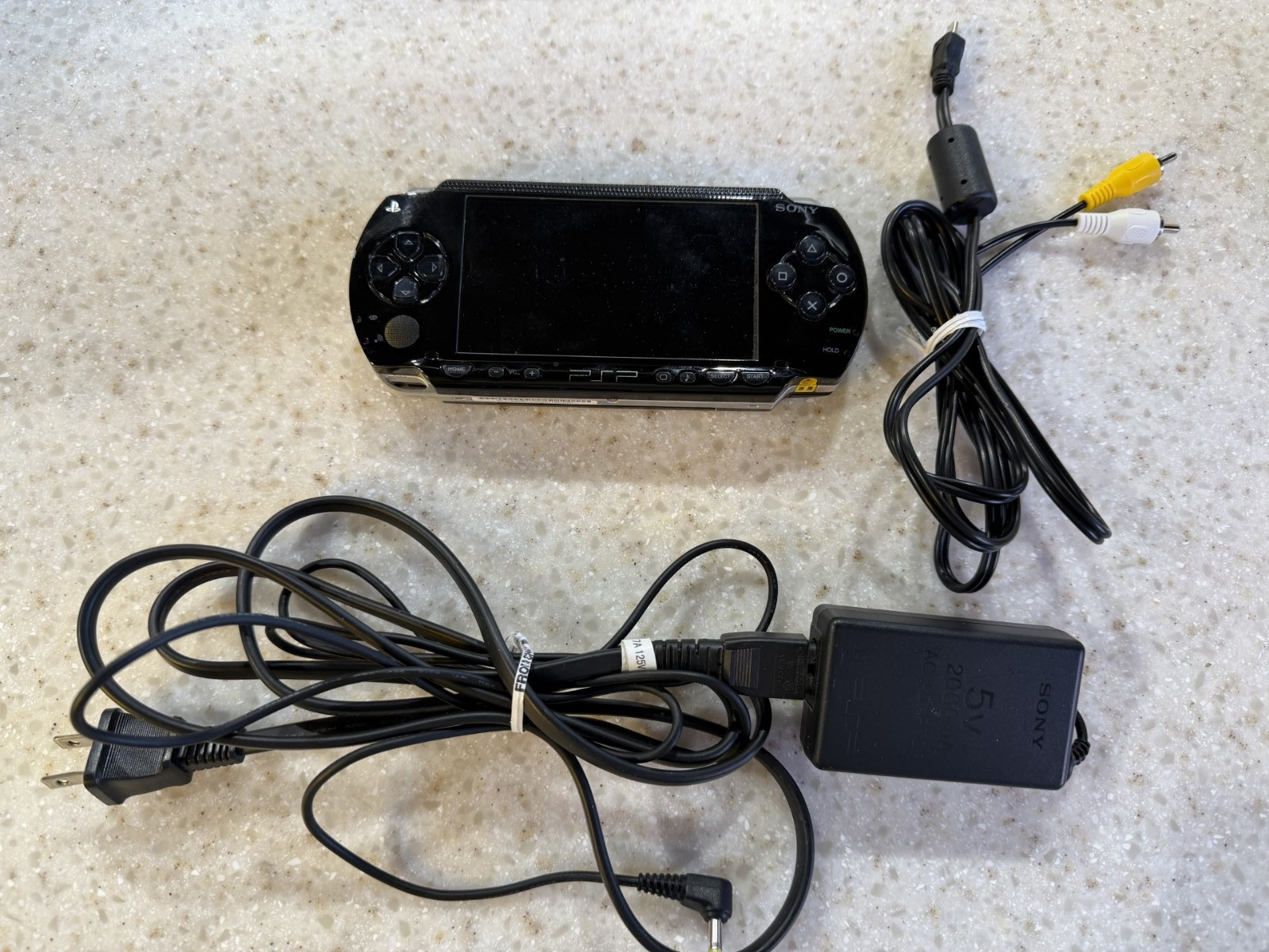 SONY PSP PLAYSTATION PORTABLE HANDHELD SYSTEM CONSOLE W/ CHARGING CORD PSP-1000