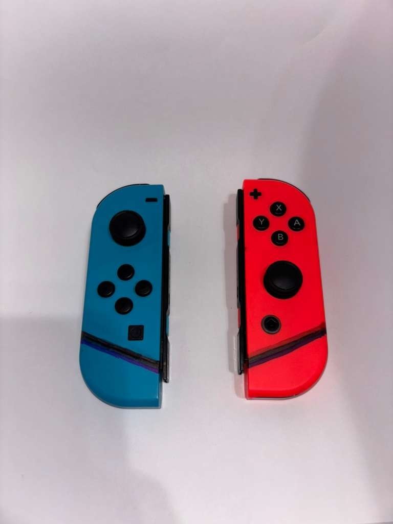 Nintendo Switch V1 + 3 controllers + case + 128GB microSDXC card + FREE GAME