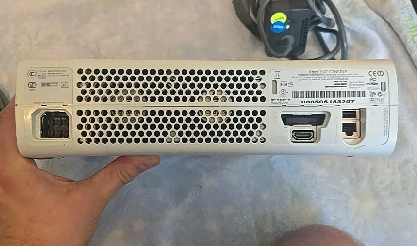 Microsoft XBox 360 HDMI Gaming Console Only *TURNS ON/ WONT READ DISCS*