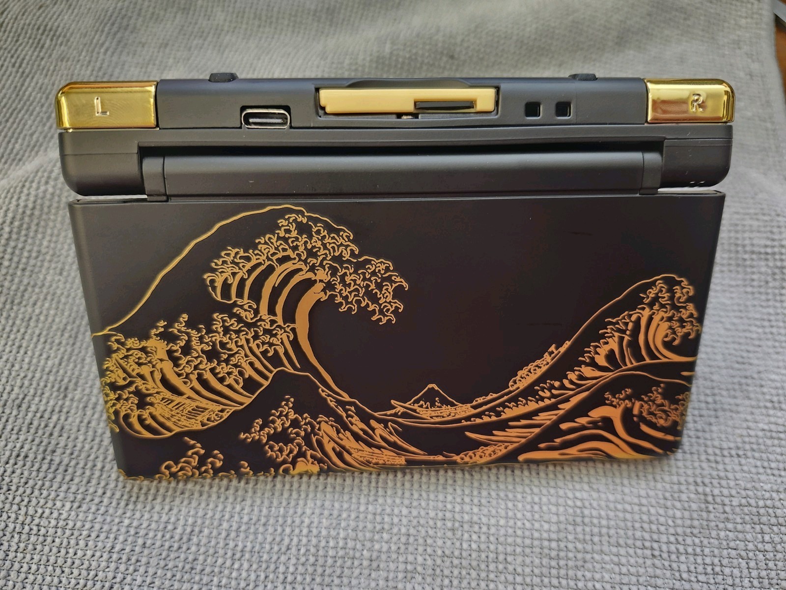 NDS Lite – USB-C Charging – eXtremeRate The Great Wave Black and Gold Shell