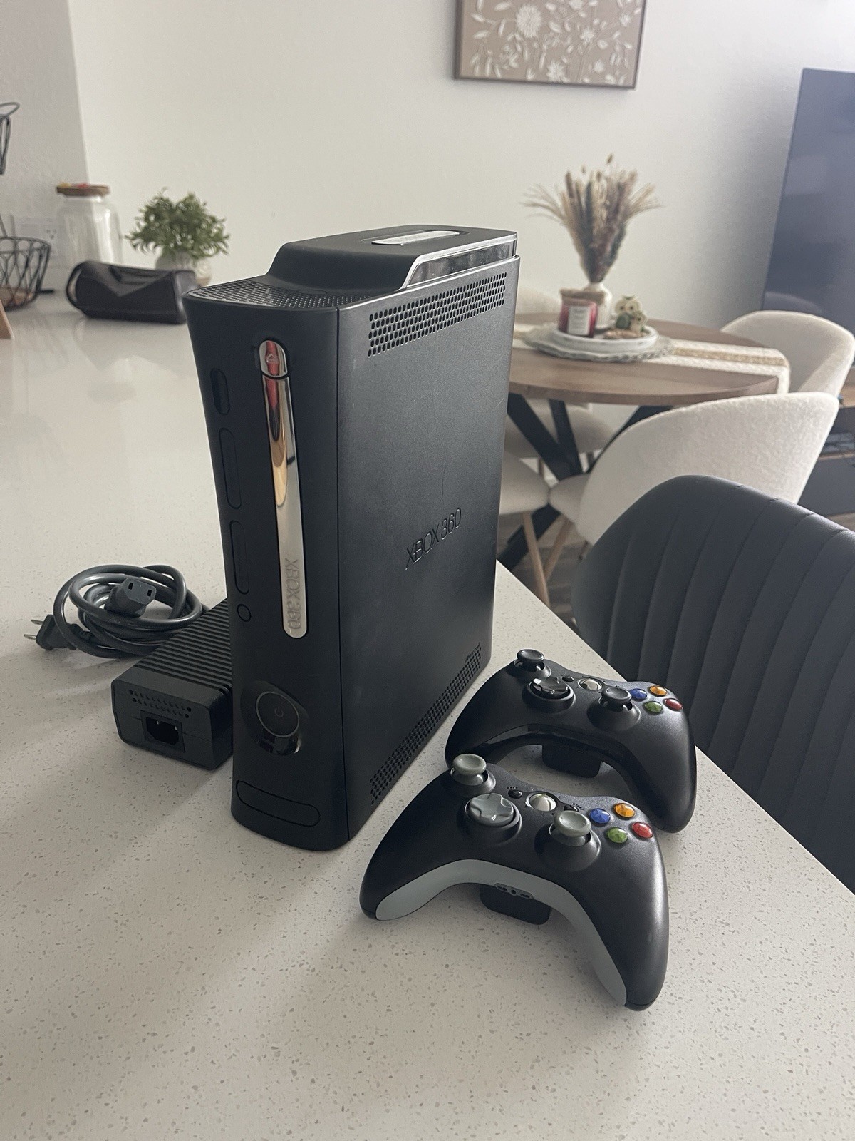 Xbox 360 Elite 120GB “Abad Avatar UNLOCKED” w/2 Controllers