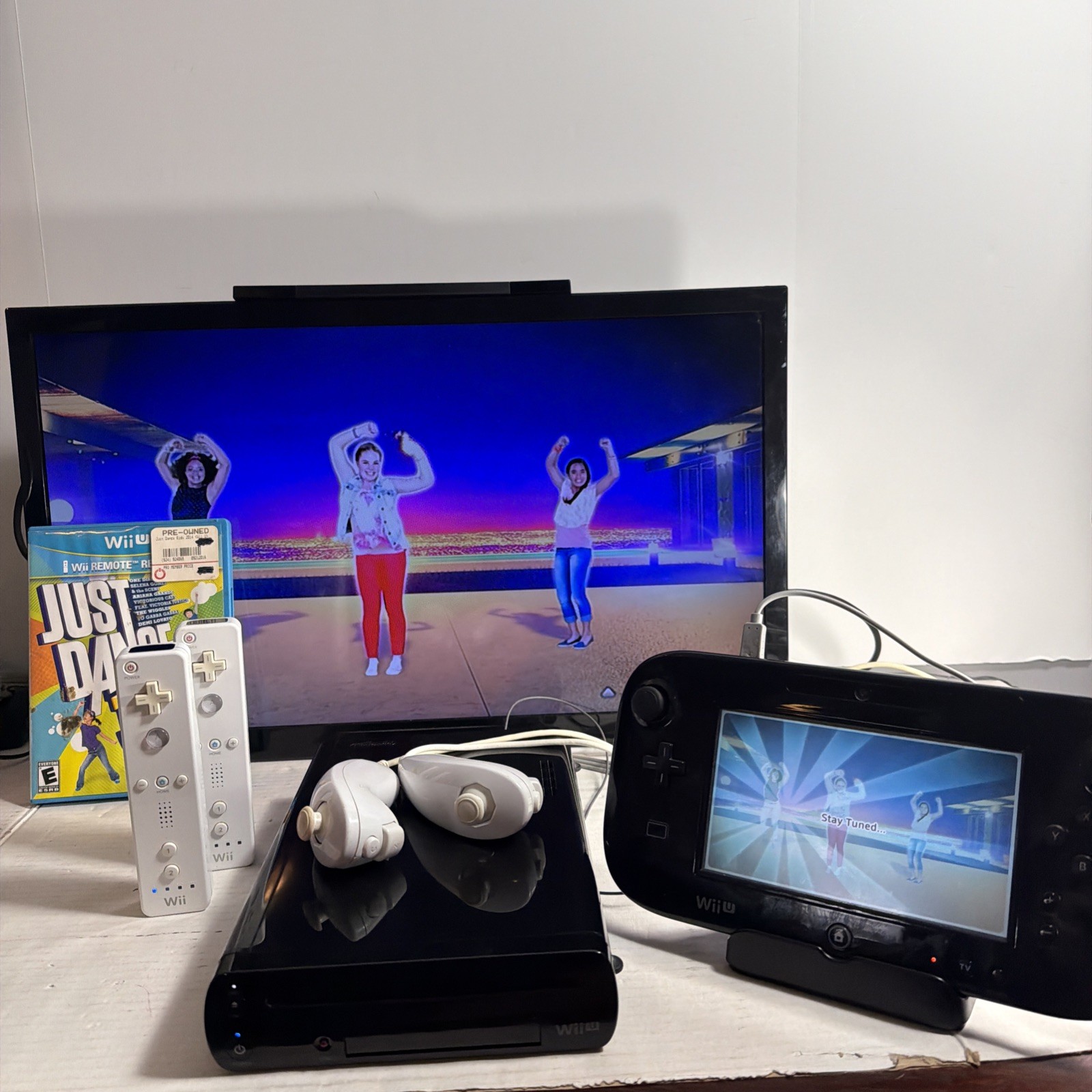 Nintendo Wii U Console Black Game Console Bundle Gamepad 32GB + Gamepad Charger