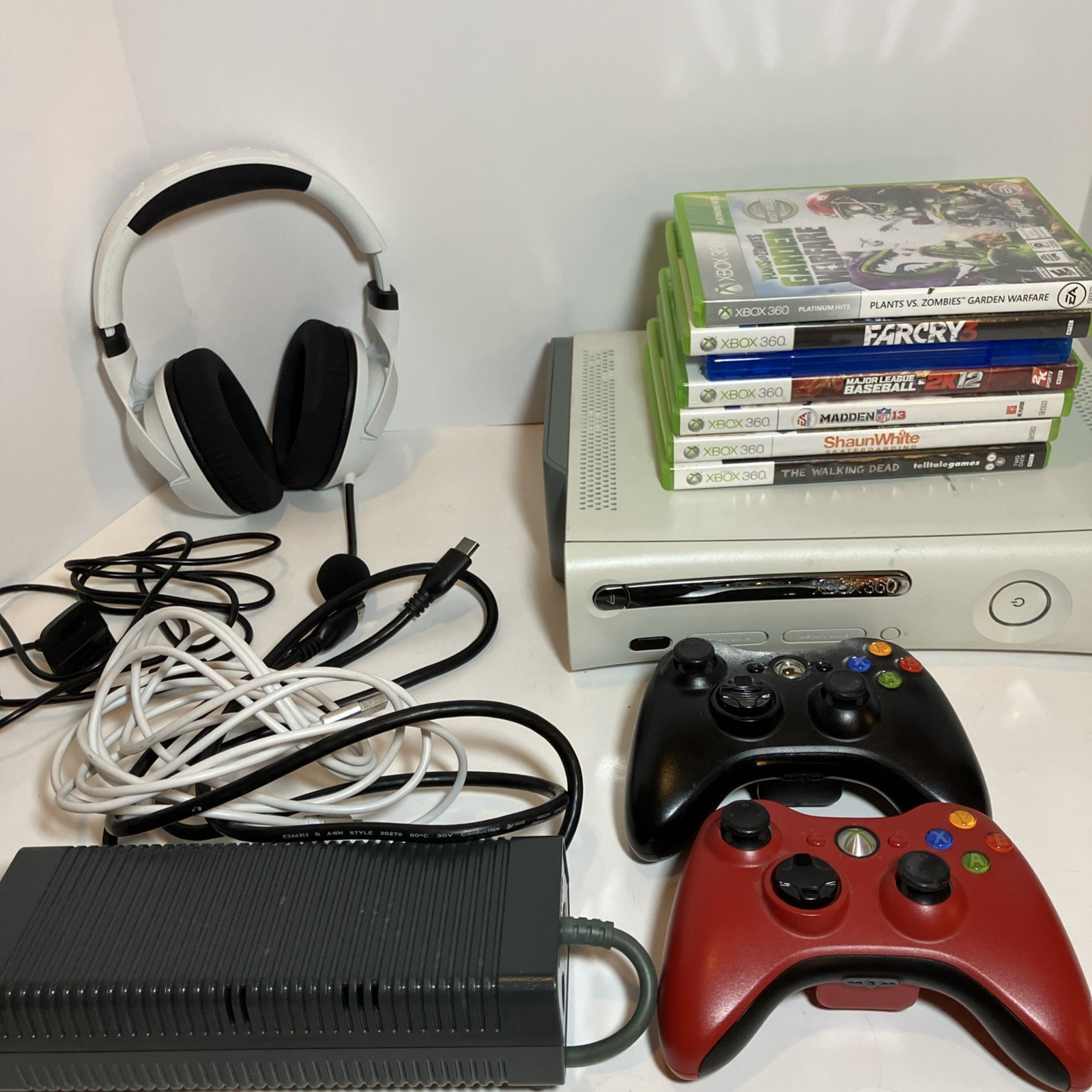 Microsoft Xbox 360 Pro System Bundle 60GB White Console (5)
