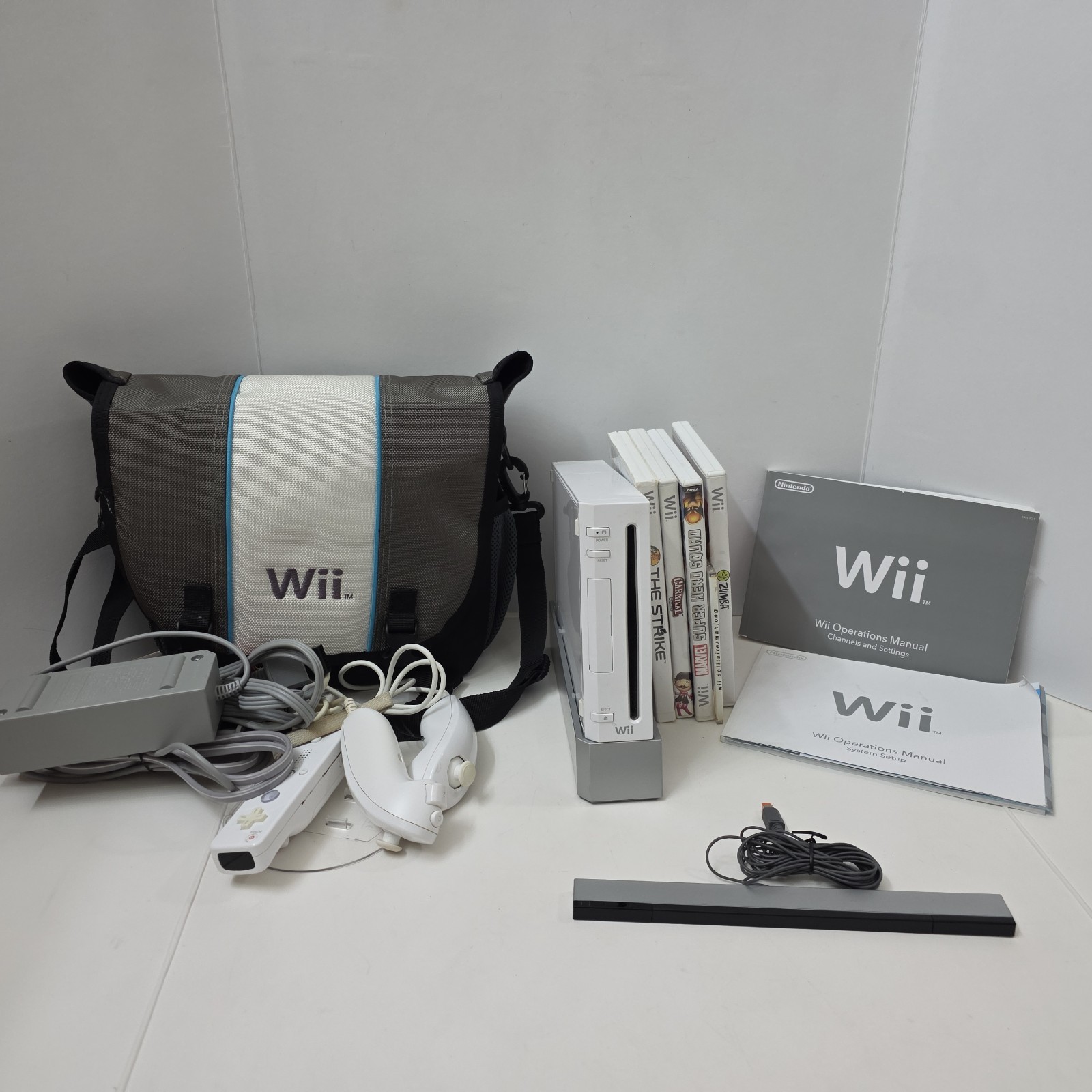 Nintendo Wii Console Bundle White RVL-001 Controllers Games Carrying Case