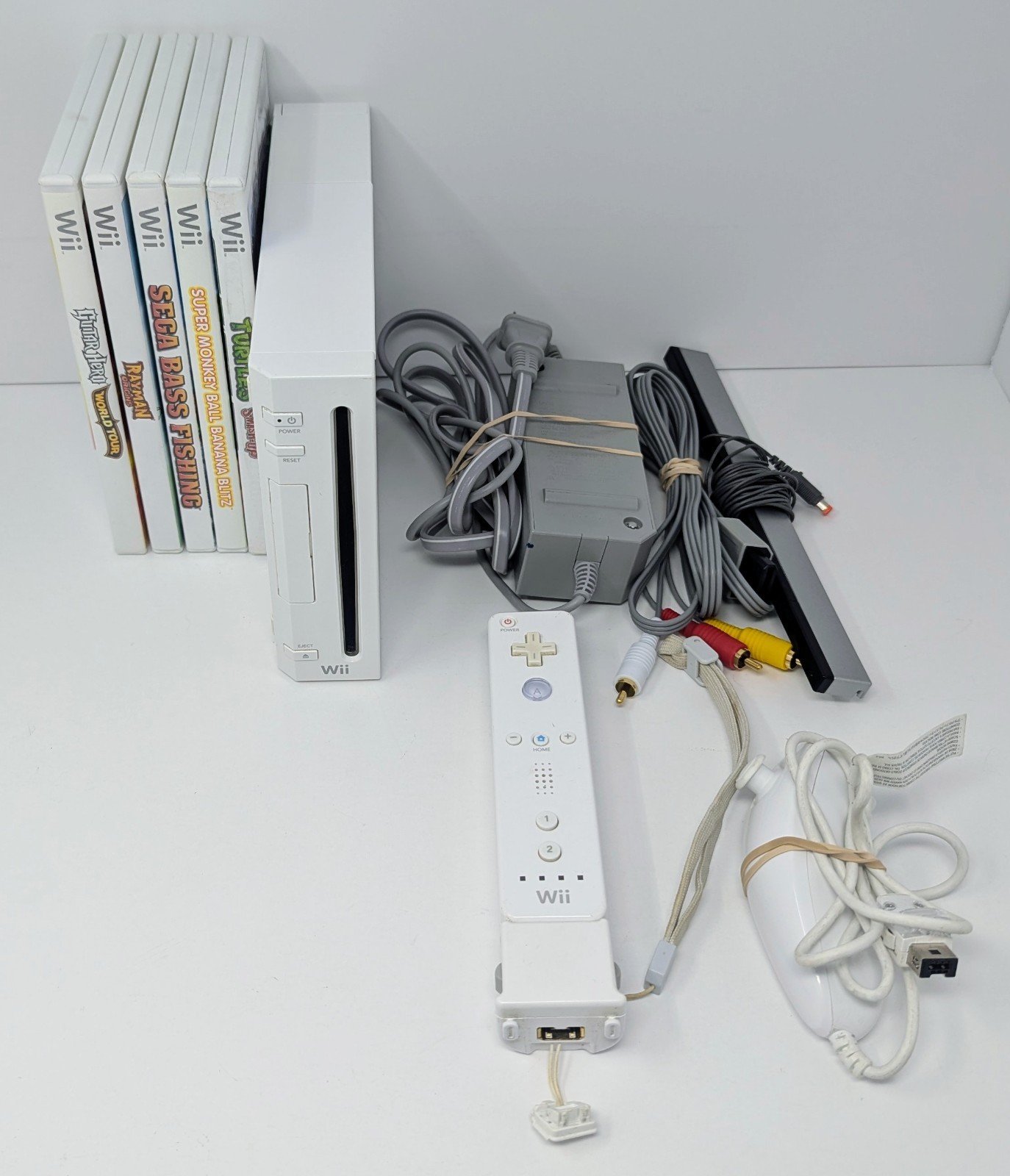 Nintendo Wii White Console GameCube Compatible Bundle w/ 5 Games – Tested!
