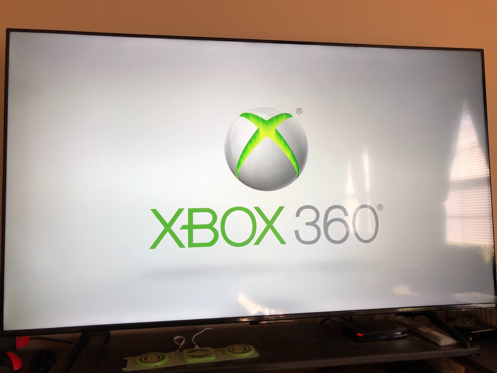 Xbox 360 E Model 1538, 250 GB Console, power supply 1 Controller, 6 games Cables