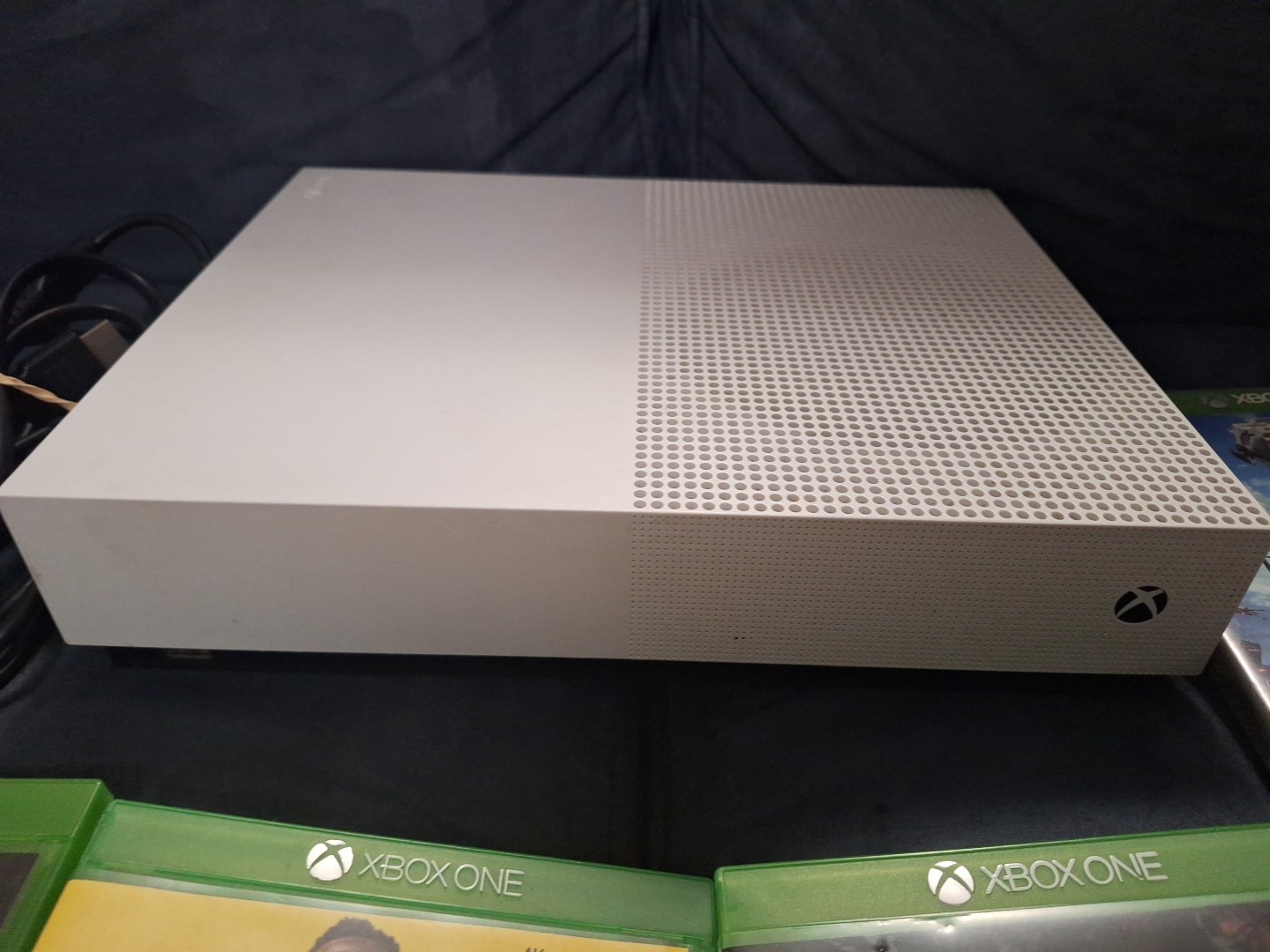 Xbox One S Console – White Bundled With A Brand New Controller Plus 5 Game’s
