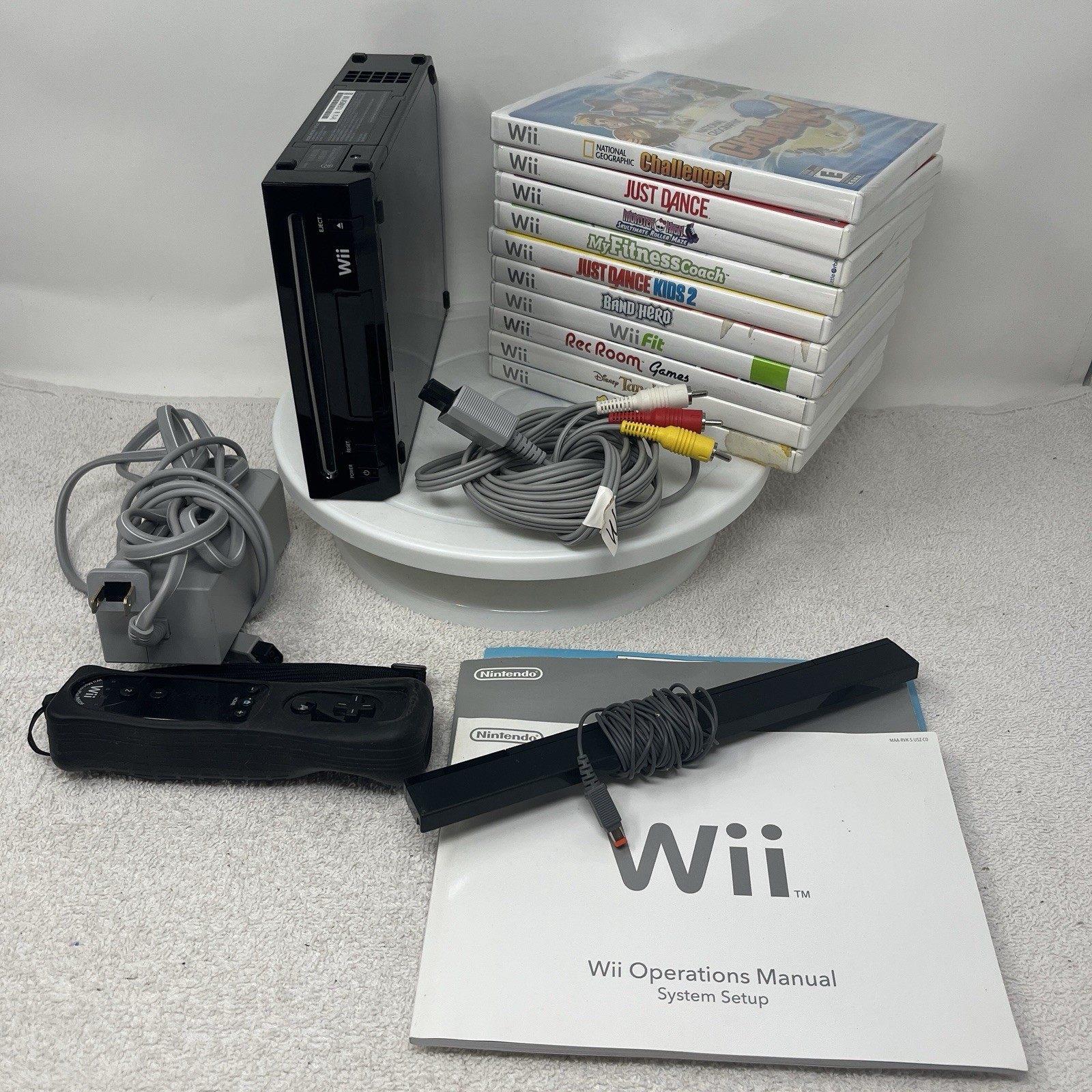 Nintendo Wii Black Console Bundle with Games and Cords Model RVL-001 Tested