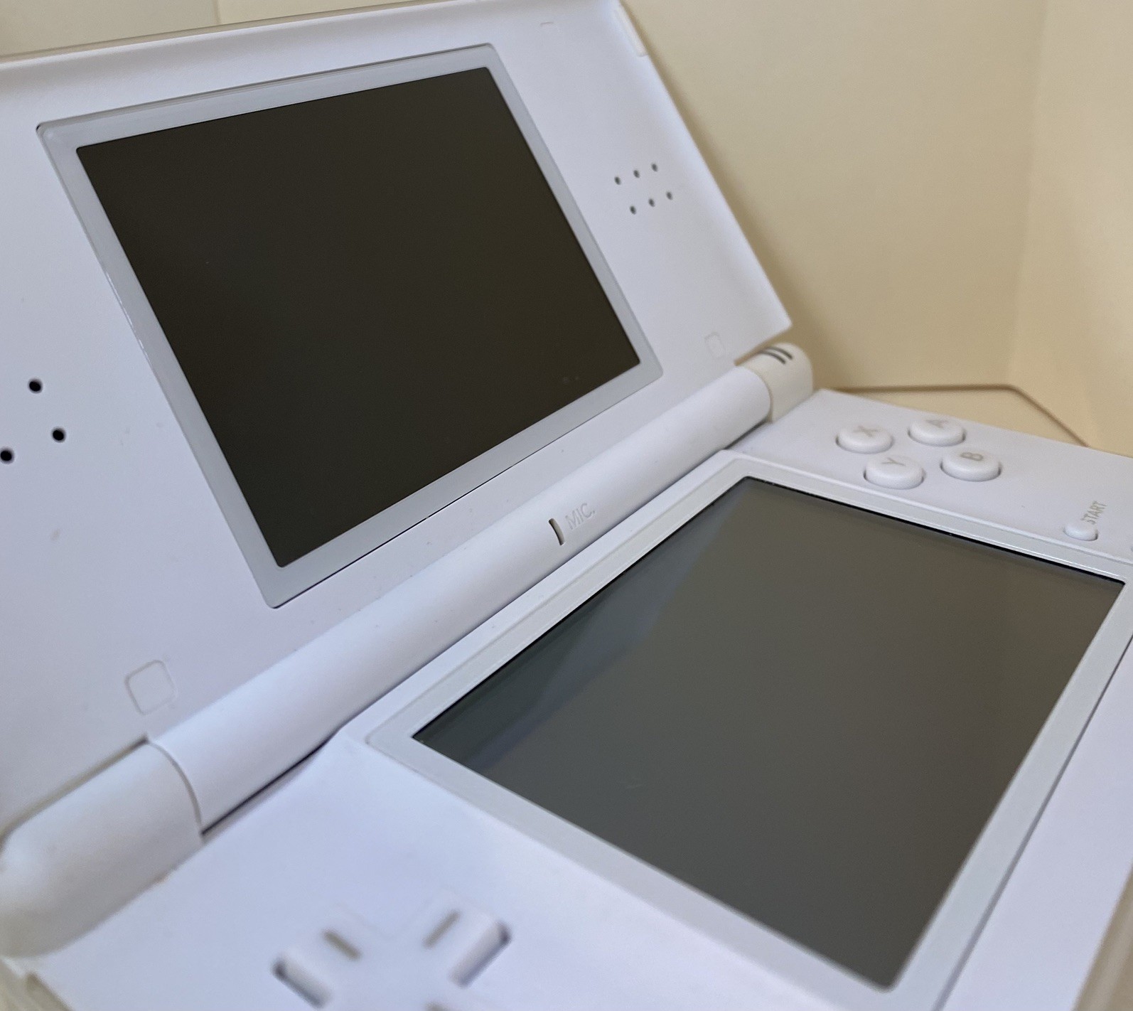 Nintendo DS Lite Polar White w/ Charger, Stylus, and Slot-2 Dust Cover