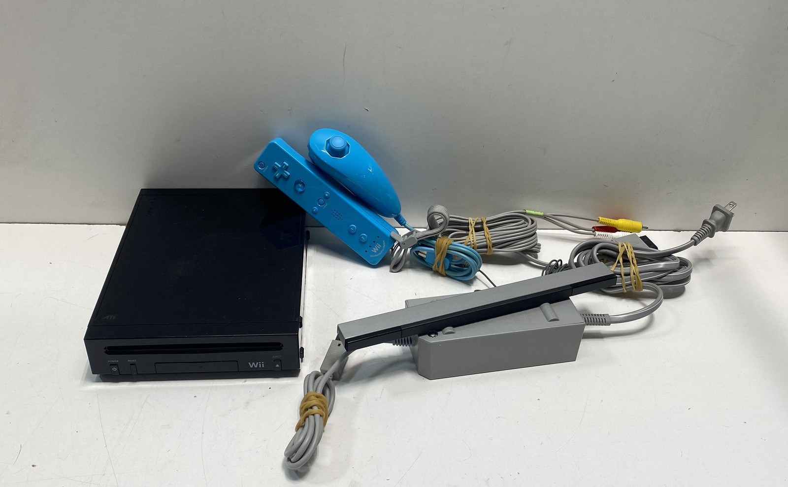 Nintendo Wii RVL-101 Console Black Blue Wii Remote Plus Nunchuk Bundle Tested