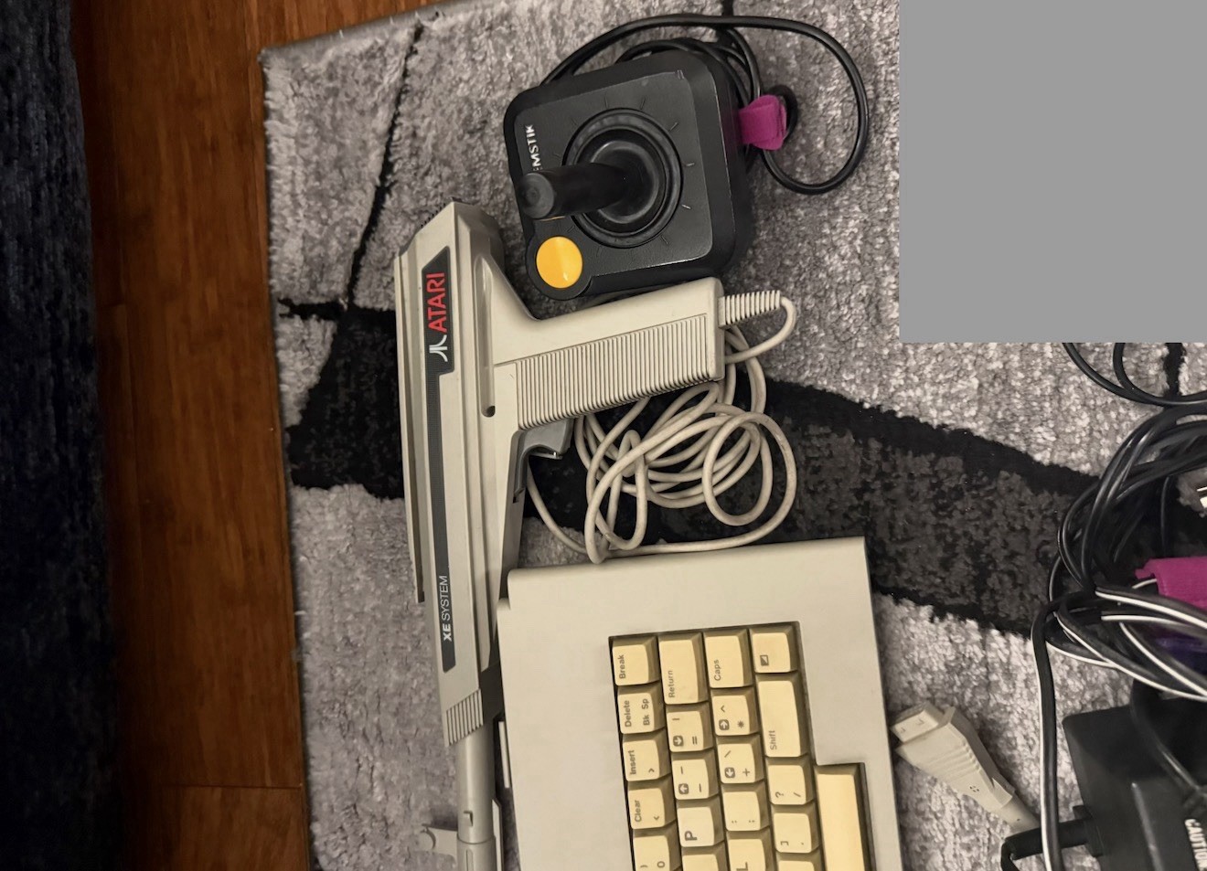 Atari XEGS Console w/ Keyboard, Joystick, Light Gun & Games – Tested & Working