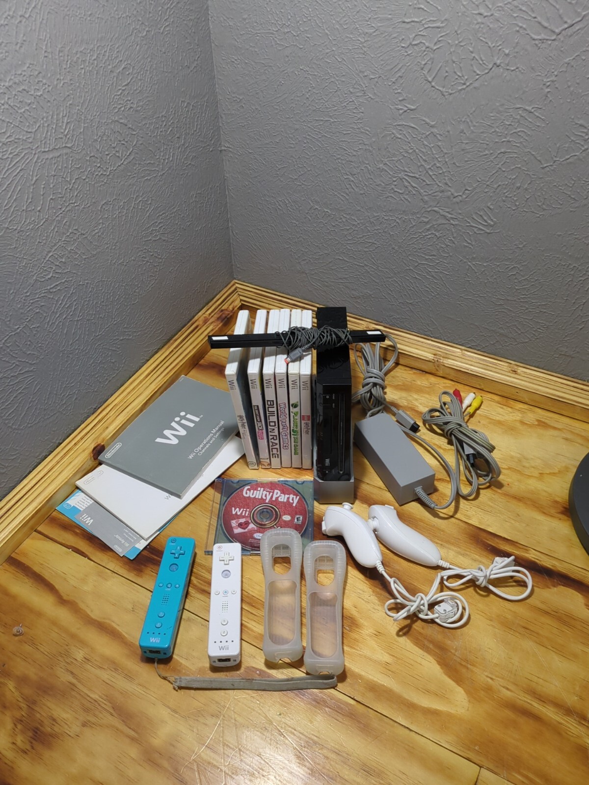 Nintendo Wii RVL-101 Console , Games & Accessories Lot
