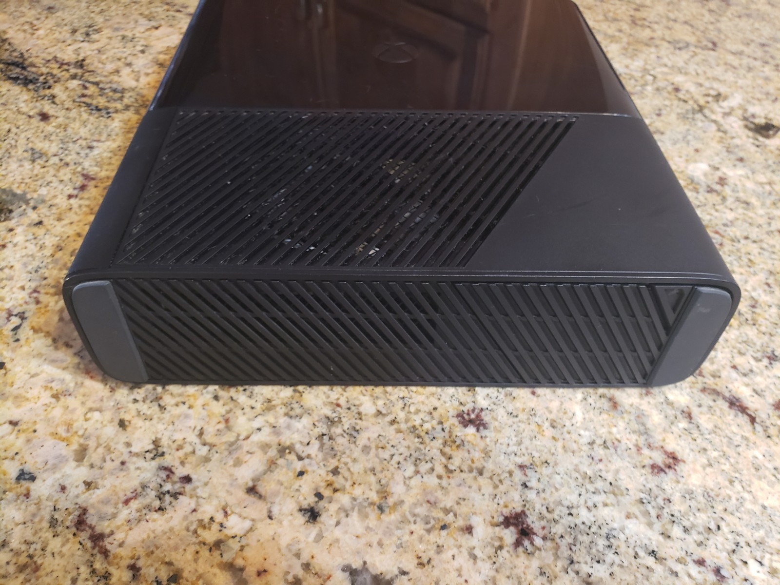 Xbox 360 E Console Model 1538 4GB – Bundle: Controller, Power Supply, Game