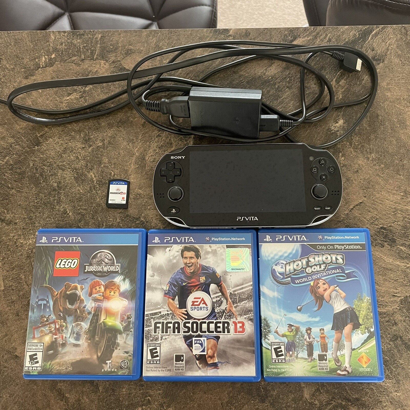 PS Vita Wifi/3G PCH-1101 With 4 Games And 2 Memory Cards