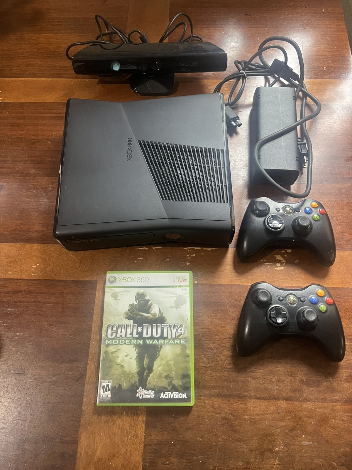 Xbox 360 Console with kinect Box 2 controllers and call of duty mw2